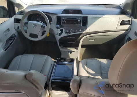 2014 Toyota Sienna Le z USA, uszkodzony, nr VIN 5TDKK3DC2ES471015